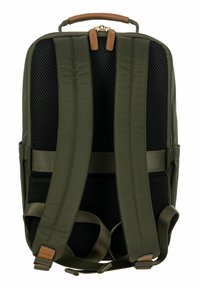 Zaino verde oliva con spallacci in rete imbottita, dettagli in pelle marrone e chiusura con zip. Presenta una maniglia robusta e cuciture rinforzate.