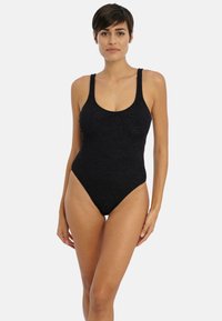 Maillots de bain une pièce noir avec une finition texturée, des bretelles larges et un décolleté en forme de scoop. Coupure haute sur les jambes et couverture minimale à l'arrière.