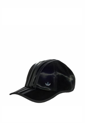 Sort skinnende læder baseballkasket med tre sorte striber og lille sølvfarvet Adidas trefoil-logo på frontens venstre panel.