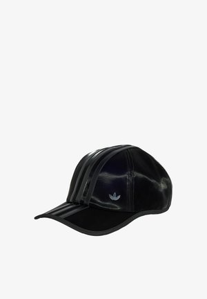 Czarna błyszcząca skórzana czapka baseballowa z trzema czarnymi paskami i małym srebrnym logo Adidas trefoil na przednim lewym panelu.
