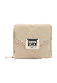 Beżowy pikowany portfel z srebrnymi akcentami, z prostokątnym zapięciem, detalami przeszycia i zamkiem błyskawicznym. Kompaktowy prostokątny kształt.