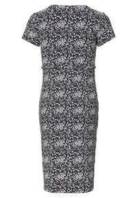 Robe noire cintrée longueur genou avec manches courtes et petit motif floral blanc partout.