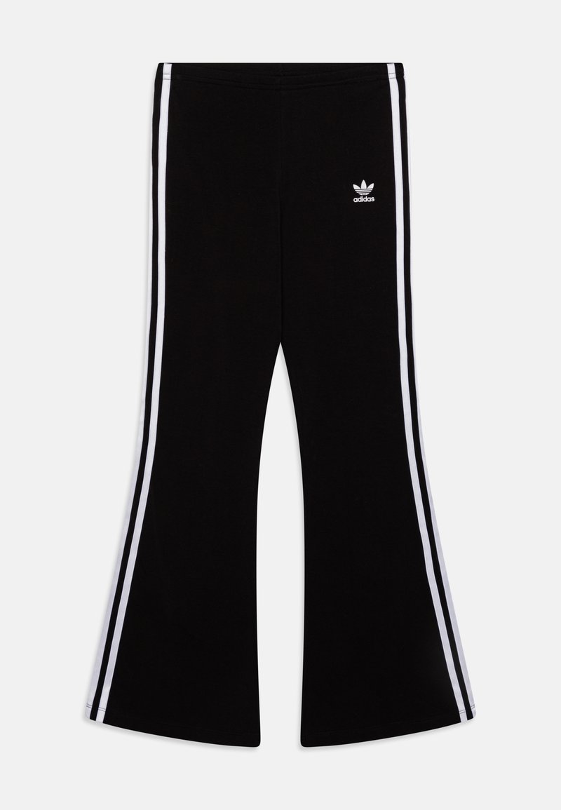 Melnas platas bikses ar divām vertikālām baltām svītrām katrā pusē. Uz kreisā augšstilba ir Adidas logo baltā krāsā. Mīksts materiāls.