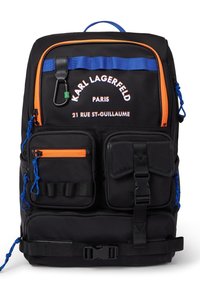 Zaino in nylon nero con accenti blu e arancioni, numerose tasche frontali, spallacci regolabili e manico superiore. Logo stampato in bianco.