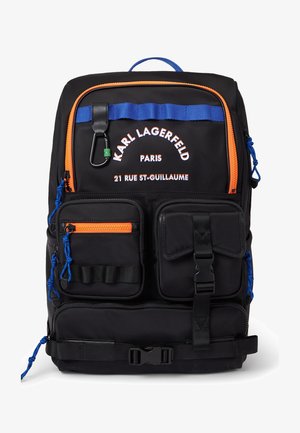 Sac à dos noir en nylon avec des accents bleus et oranges, plusieurs poches avant, des bretelles ajustables et une poignée supérieure. Logo imprimé en blanc.