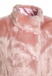 Chaqueta de pelo sintético rosa con un alto cuello, que presenta un cierre de botones de doble botonadura y forro de satén brillante. Textura suave y acabado liso.