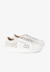 Zapatillas blancas con parte superior de cuero perforado, puntera redonda y diseño con cordones. Presentan una suela de goma sólida y un detalle de logotipo en el lateral.