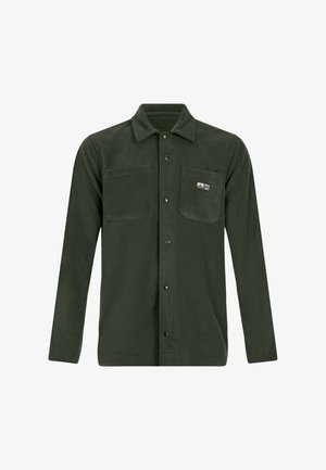 Donkergroene fleece shirt met lange mouwen, kraag, knoopsluiting, twee voorkruiszakken, waarvan één met een klein 'PRO TEST'-logo op een patch.