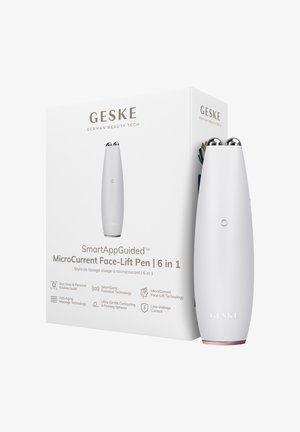 Hvid microcurrent ansigtsløftningspen med to metalperler, stående ved siden af sin æske med produktegenskaber og branding "GESKE German Beauty Tech."