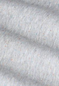 Hellgrauer Stoff mit glatter Textur, der kleine, mehrfarbige Flecken in Blau, Orange und Gelb aufweist. Weicher, lässiger Look.