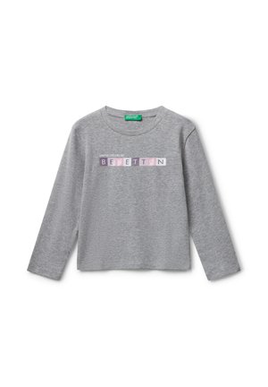 Maglietta grigia a maniche lunghe con collo tondo, con "UNITED COLORS OF BENETTON" in lettere a blocchi miste di viola e rosa sul petto.
