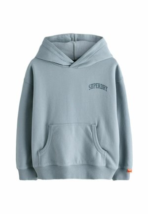Lyseblå hoodie lavet af blød stof med en frontlomme og ribbede manchetter. Har "SUPERDRY" logo broderet på brystet.