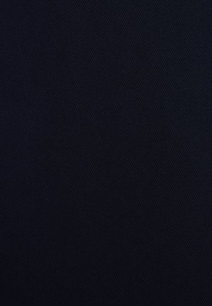 Schwarzer Stoff mit dicht gewebter diagonaler Rippstruktur.