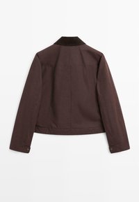 Dunkelbraune, kurz geschnittene Jacke aus glattem Stoff mit einem Cordkragen. Hat lange Ärmel und ein schlichtes, tailliertes Design.