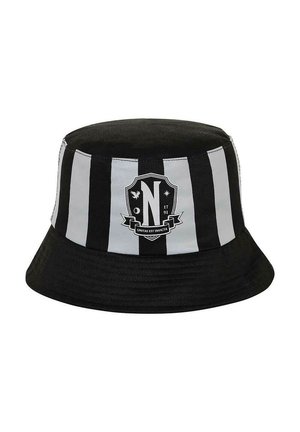 Sombrero de cubo a rayas negras y grises hecho de tela, con un logo central que presenta un diseño de escudo y texto, y un ala ancha y plana.