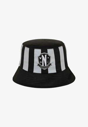 Sombrero de cubo a rayas negras y grises hecho de tela, con un logo central que presenta un diseño de escudo y texto, y un ala ancha y plana.