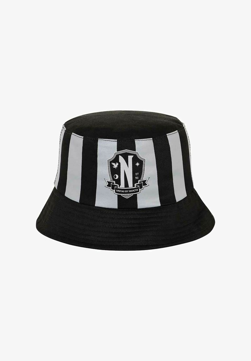 Sombrero de cubo a rayas negras y grises hecho de tela, con un logo central que presenta un diseño de escudo y texto, y un ala ancha y plana.