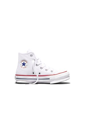 Sneaker alta bianca Converse All Star con strisce rosse e blu sulla suola e lacci bianchi su sfondo bianco.