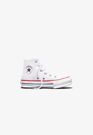 Biała wysoka tenisówka Converse All Star z czerwono-niebieskimi paskami na podeszwie i białymi sznurówkami na białym tle.