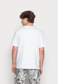 FUBU SCRIPT ESSENTIAL - Triko s potiskem - white