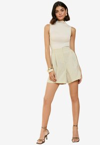 REGULAR FIT - TAILORED ELASTIC BACK - Short - cream