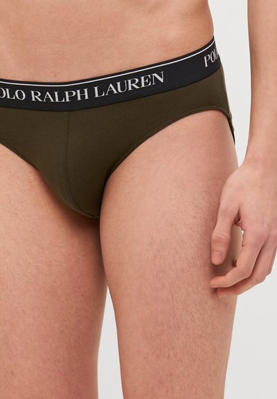 Ελιές πράσινες ανδρικές σλιπ με μαύρη ζώνη που φέρει άσπρο κείμενο «POLO RALPH LAUREN». Λείο, ελαστικό ύφασμα, εφαρμοστή σχεδίαση.