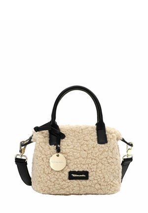 Sac à main en tissu beige avec une surface texturée et duveteuse et des poignées en cuir noir. Il présente un charme doré et une étiquette de marque à l'avant.