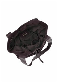 Donkerbruine suède shopper met lederen accenten, voorzien van een open bovenkant, meerdere binnenvakken en een vlakke bodem voor stabiliteit.