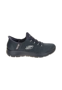 Sneaker slip-on Skechers grigio scuro con tomaia in mesh, lacci elastici, suola imbottita e etichette con logo sui lati e sulla linguetta.