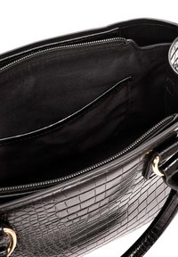 Sac à main noir avec motif crocodile, doté d'une fermeture éclair, d'un intérieur lisse, de quincaillerie dorée et d'une poche latérale pour l'organisation.