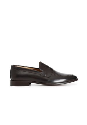 Braune Lederloafers mit einer glatten Oberfläche, niedrigem Blockabsatz und einem dekorativen, gestickten Design auf der Vorderseite.