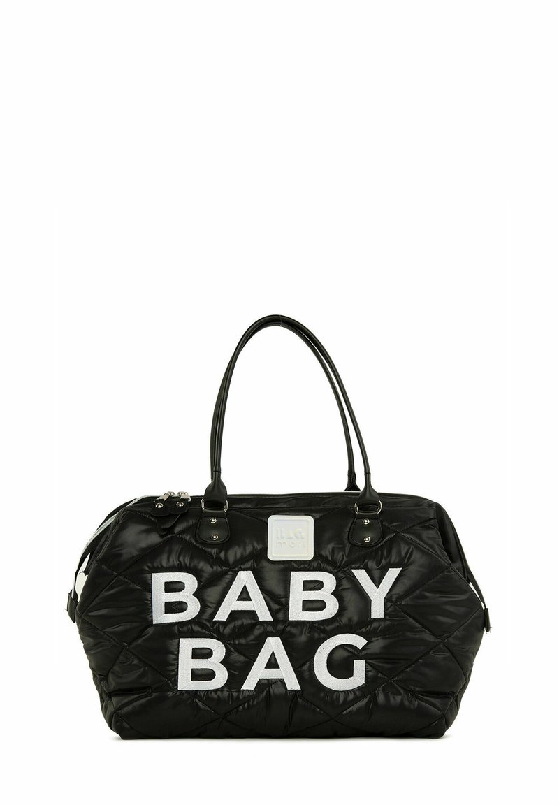 Čierna prešívaná taška pre bábätká so strieborným textom "BABY BAG", s dvoma rukoväťami a logom. Má hladkú nylonovú textúru a kovové hardvér.