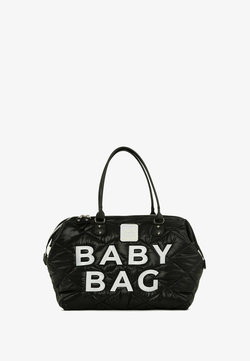 Zwarte gewatteerde luiertas met zilveren "BABY BAG" tekst, dubbele handvatten en een logo patch. Beschikt over een gladde nylon textuur en metalen hardware.