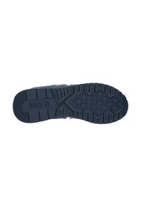 Suela de zapato con una superficie de goma negra texturizada que presenta un patrón en zigzag, proporcionando tracción y estabilidad. Logo de la marca grabado en el lateral.