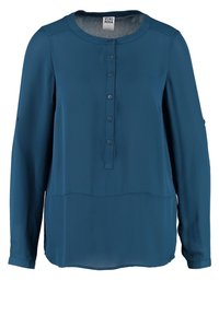 Blouse à manches longues bleu sarcelle avec un col rond, une fermeture à boutons à l'avant, et un design à couches. Fabriquée à partir d'un tissu lisse et doux.