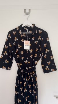 Mustard peeneline kleit, mis on valmistatud taaskasutatud polüestrist. Omab kaelust, 3/4 varrukaid ja nöörvööd. Üksikute limiidide peal koos sildiga.