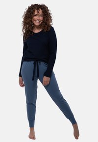 Mörkblå långärmad topp med rund halsringning, matchad med ljusblå joggers med dragsko och ribbade ärmslut i mjukt tyg.