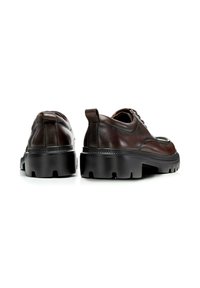 Braune Leder Schnürschuhe mit runder Spitze, dicker schwarzer Gummisohle und einer detaillierten Naht entlang der Kanten. Zuglasche an der Rückseite.
