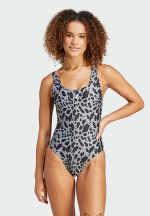 Costume da bagno intero con stampa leopardata nera e grigia, scollatura a barca e spalline larghe, realizzato in un tessuto liscio e elastico.