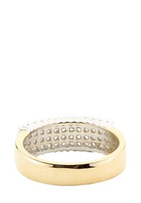 Zelts ar gludu ārējo virsmu, teksturētu sudraba iekšlietu ar nelielām apaļām iegrimšanas vietām un dekoratīvu krauju malu augšpusē.