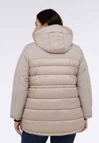 Béžová péřová bunda s kapucí, horizontálně prošívaný design a mírně zúžený pas. Hladká, lesklá textura a elastické manžety.