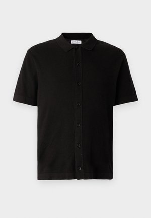 Polo noir à manches courtes en tissu texturé avec un boutonnage à l'avant et un col classique. Doté d'un ourlet droit.