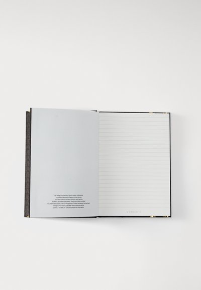 Taccuino Versace con copertina nera testurizzata, pagine a righe e copertina interna grigia. Notevoli accenti dorati e marchio in basso.