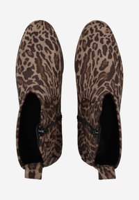 Bottes chevilles en imprimé léopard avec un tissu doux et texturé, dotées d'une fermeture éclair sur le côté et d'un design à bout arrondi. Schéma de couleurs brun et beige.