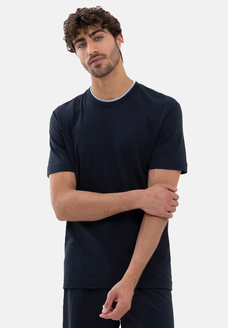 Mörkblå kortärmad t-shirt i mjukt tyg, med en kontrasterande ljusgrå rund halsringning. Avslappnad passform med sömnadsdetaljer vid fållarna.