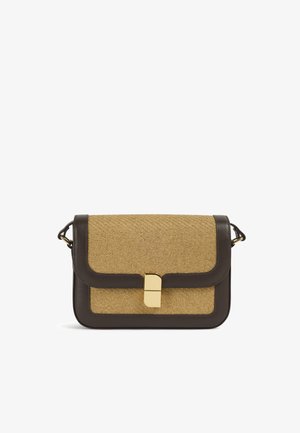 Borsa a tracolla rettangolare in tessuto intrecciato color sabbia con rifiniture in pelle marrone scuro e chiusura a scatto rettangolare dorata sulla patta anteriore.