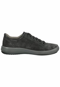 Sneakers neri in suede con suola in gomma grigia, punta tonda e lacci a sei occhielli. La finitura testurizzata e gli accenti lisci dettagliamo il design.