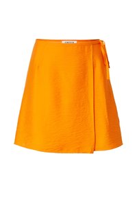 Oranger Wickelrock mit lässigem Design, ausgestattet mit einer strukturierten Oberfläche und verstellbarem Band in der Taille. Glatter, leichter Stoff.