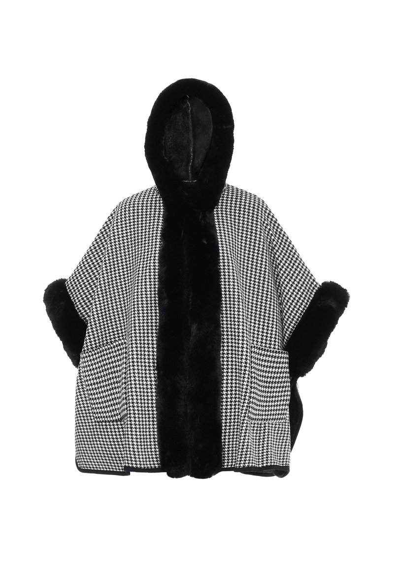 Schwarzer und weißer Poncho mit Hahnentrittmuster, ausgestattet mit einer schwarzen fellgefütterten Kapuze und Bündchen. Verfügt über frontale Taschen und eine lockere, fließende Form.