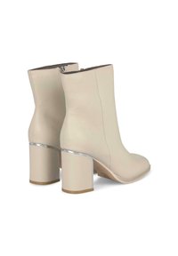 Botas de tobillo de cuero beige con punta cuadrada, textura lisa y tacón cuadrado metálico plateado. Cierre de cremallera en la parte posterior.